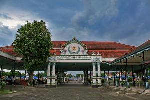 Keraton Yogyakarta. Pintu gerbang menuju Alun-alun Utara. Gate to North square